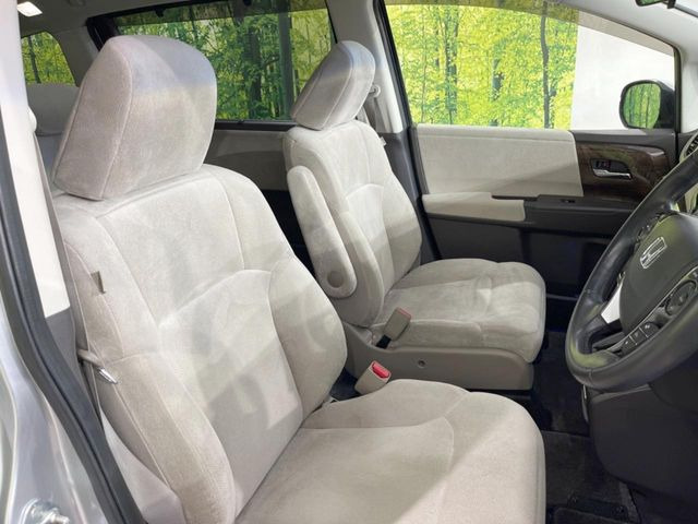 運転席まわりには十分なスペースがあり、大柄な方でもゆったり運転していただける環境です。