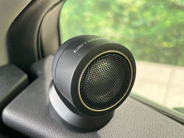 【Harman Kardonサウンドシステム】高品位サウンドシステムを搭載。専用のチューニングが施された大小様々なスピーカーから良質なサウンドが奏でられ、臨場感あふれる音響空間を演出します。