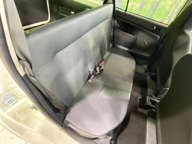 後部座席も気になるようなキズ・汚れやへたり等、大きなダメージはなく、良好な状態です。
