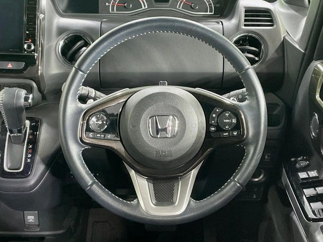 【純正革巻きステアリング】上質な革を使用することで、手にしっかり馴染みとても運転しやすいハンドルです♪