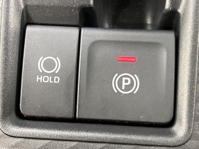 【電動パーキングブレーキ】パーキングブレーキは便利な電動式!ボタン一つで操作でき、アクセルを踏めば自動で解除されます♪レバーやペダルが無いので運転席廻りもすっきりしますね♪