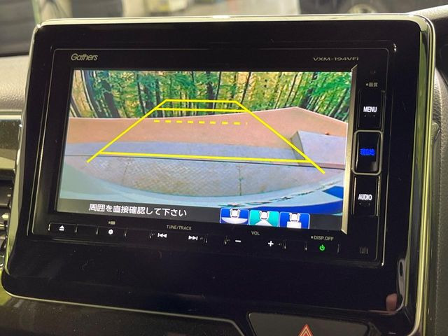 【バックカメラ】駐車時に後方がリアルタイム映像で確認できます。大型商業施設や立体駐車場での駐車時や、夜間のバック時に大活躍!運転スキルに関わらず、今や必須となった装備のひとつです!