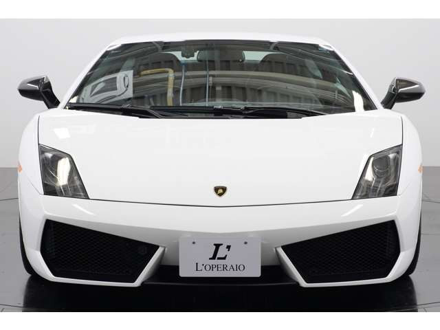 【ロペライオファクトリーセンター】輸入車専門工場熟練メカニックのほか、 サービススタッフも在籍し迅速にお受入れが可能です。セーフティローダーにてお客様のご自宅までピックアップサービスも行っております。