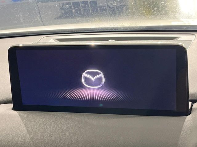 【10.25インチマツダコネクト】車内の雰囲気にマッチした大型ディスプレイ。スマホ接続でのナビ使用やBluetooth再生等、様々な機能が楽しめます。直感的なダイヤル操作が可能で、使い勝手も良好です。