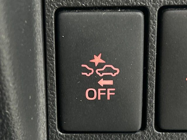 【スマートアシスト】走行中に前方の車両等を認識し、衝突しそうな時は警報とブレーキで衝突回避と被害軽減をアシスト。より安全にドライブをお楽しみいただけます。