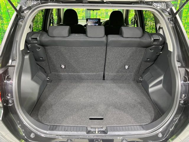 普段のお買い物や通勤、送迎等に十分な荷室スペースを確保しております。セカンドシートを倒すと、大きな荷物の積載も可能です♪