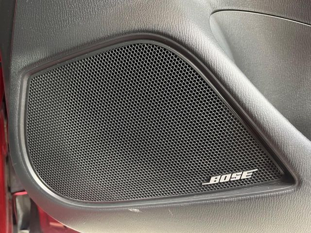 【BOSEサウンドシステム】メーカーオプションの高品位サウンドシステムを搭載。専用のチューニングが施された大小様々なスピーカーから良質なサウンドが奏でられ、臨場感あふれる音響空間を演出します。