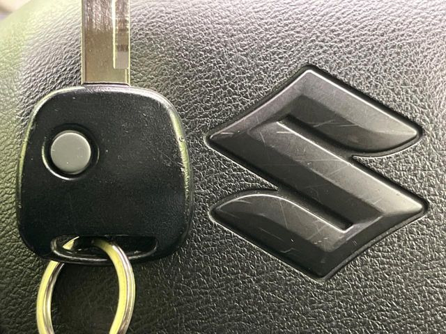 【キーレス】少し離れた場所からでもボタン一つでドアの開錠・施錠ができるのでとっても便利!ドアの鍵穴周りに傷をつけることもありません♪