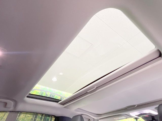 【サンルーフ】開放感たっぷりの希少装備、サンルーフが装着されています!車内に明かりを取り入れたり景色を楽しむ以外にも、車内の空気も簡単に換気できて快適です!