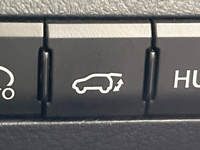 【パワーバックドア】スマートキーや運転席のボタンを押すだけでリアゲートが自動で開閉します!荷物を持っている時や、高い位置にあるバックドアを閉める際に便利な機能です♪