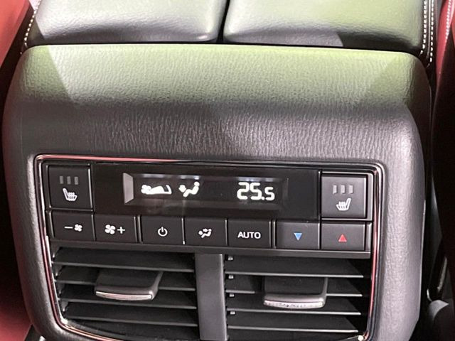 【前席+後席シートヒーター】寒い日に重宝するシートヒーターを後席にも装備!エアコンより早く温まってくれるので寒がりの人も安心ですね♪エアコンの温風は乾燥するから苦手、という方にもをおすすめです。