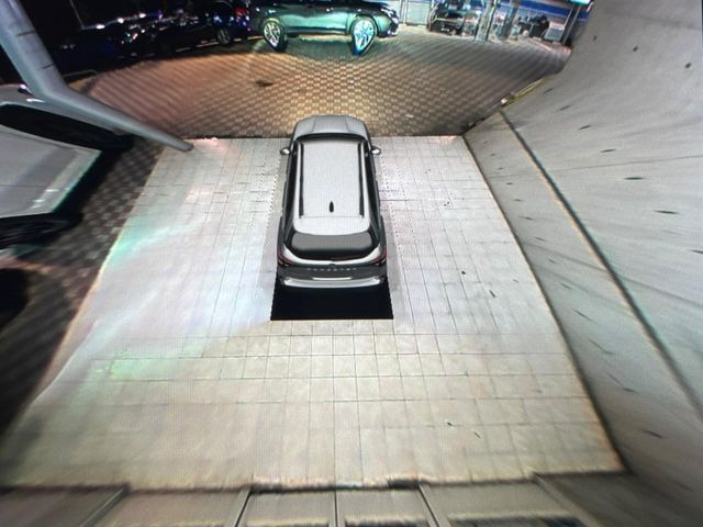 【マルチテレインモニター】車のフロントやサイドのカメラ画像を同時にモニター表示することで、悪路や狭い道を走行時でも周囲の状況確認ができ安心!本格SUVにうれしい装備です♪