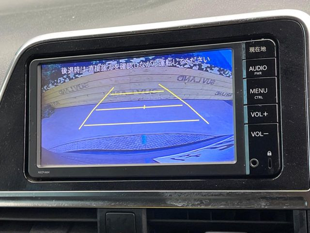 【バックカメラ】駐車時に後方がリアルタイム映像で確認できます。大型商業施設や立体駐車場での駐車時や、夜間のバック時に大活躍!運転スキルに関わらず、今や必須となった装備のひとつです!