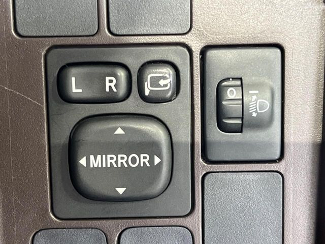 【電動格納ミラー】サイドミラーは電動格納式となっており、狭い駐車場でもキズがつくリスクを抑えられます。