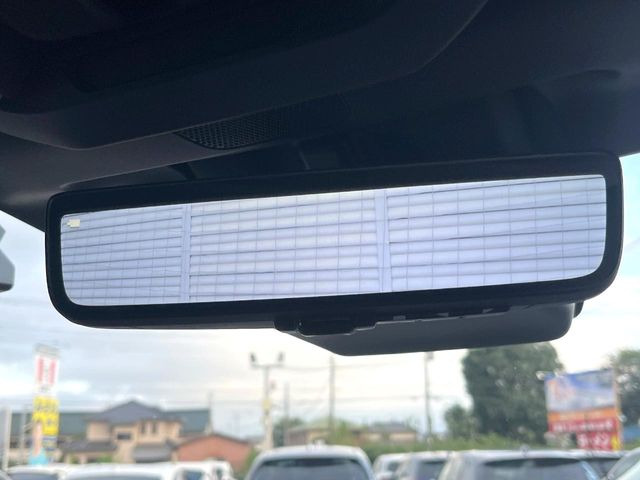 【スマートリヤビューミラー】後席の大きな荷物や同乗者で後方が確認しづらい時でも安心!カメラが撮影した車両後方の映像をルームミラー内に表示。クリアな視界で状況の確認が可能です!
