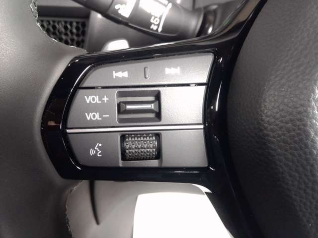運転中でも手を離さずにオーディオの操作ができる『ステアリングスイッチ』機能があります!