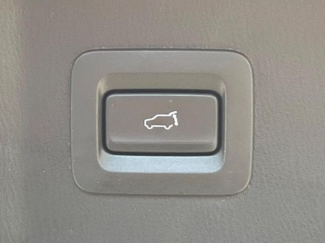 【パワーバックドア】スマートキーや運転席のボタンを押すだけでリアゲートが自動で開閉します!荷物を持っている時や、高い位置にあるバックドアを閉める際に便利な機能です♪