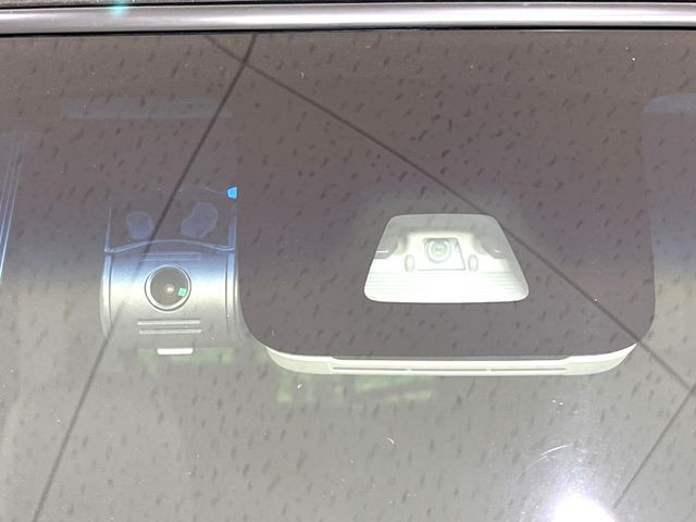 【スマートアシスト】走行中に前方の車両等を認識し、衝突しそうな時は警報とブレーキで衝突回避と被害軽減をアシスト。より安全にドライブをお楽しみいただけます。