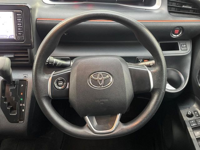 インテリアに合わせたデザインのステアリングは、運転される方のことも考え、運転しやすい形状、大きさです。是非一度、実際に触ってお確かめください。