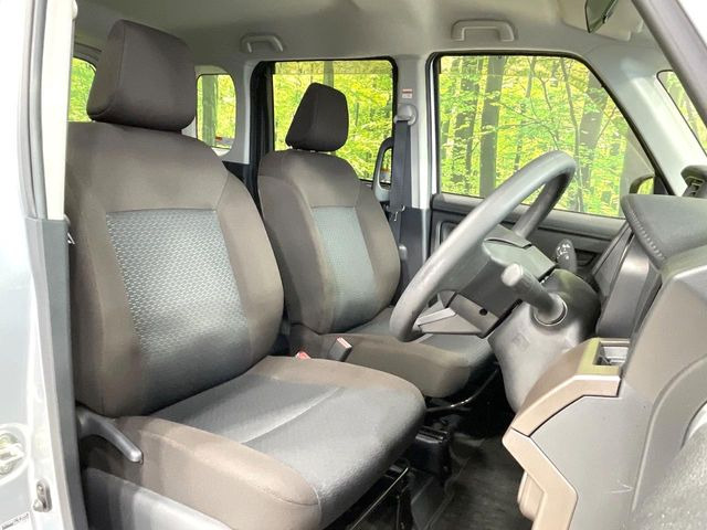 運転席シート廻りは使用感も少なく、良好な状態となっています。丁寧に使われていたことがよくわかりますね。