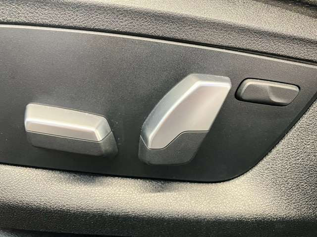【パワーシート】電動でシートポジションの変更が可能です。手動式より細かくシート設定が可能ですのでより快適な姿勢でドライブを楽しんで頂けるでしょう。