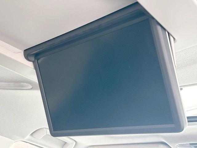 【フリップダウンモニター】大画面モニターで後席でもエンタメをお楽しみいただけます。小さなお子様にも大人気の装備です♪