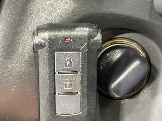 【キーレス】少し離れた場所からでもボタン一つでドアの開錠・施錠ができるのでとっても便利!ドアの鍵穴周りに傷をつけることもありません♪