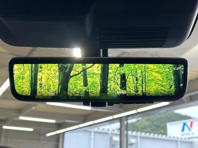 【デジタルルームミラー】後席の大きな荷物や同乗者で後方が確認しづらい時でも安心!カメラが撮影した車両後方の映像をルームミラー内に表示。クリアな視界で状況の確認が可能です!