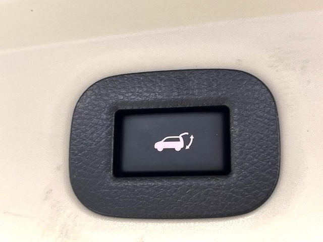 【パワーバックドア】スマートキーや運転席のボタンを押すだけでリアゲートが自動で開閉します!荷物を持っている時や、高い位置にあるバックドアを閉める際に便利な機能です♪
