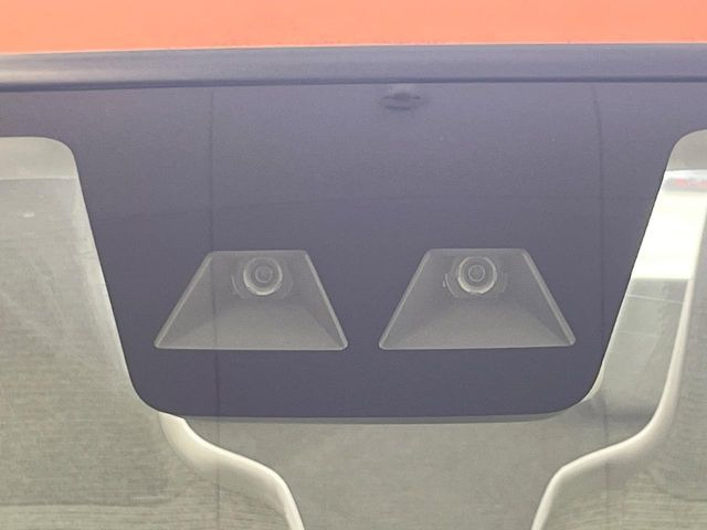 【衝突軽減装置】走行中に前方の車両等を認識し、衝突しそうな時は警報とブレーキで衝突回避と被害軽減をアシスト。より安全にドライブをお楽しみいただけます。