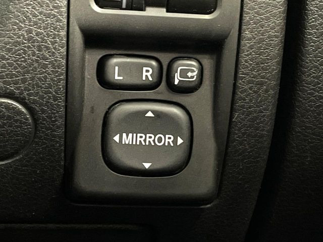 【電動格納ミラー】サイドミラーは電動格納式となっており、狭い駐車場でもキズがつくリスクを抑えられます。