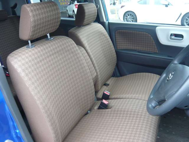 外見からは想像もつかないほど広い車内空間です。ゆったりと座れます。運転席にはシートリフターが付いていますので座高にあわせてドライビングポジションが決められます。