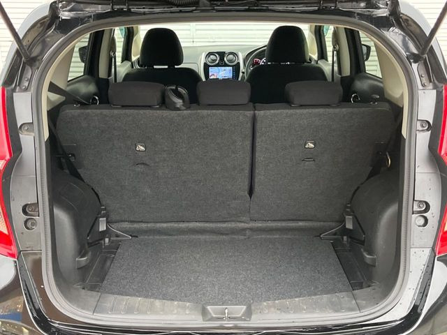 積み下ろしのしやすいデッキにはたっぷりと荷物を積み込んでいただけます。遊びから仕事まで、様々なシーンで頼れます♪