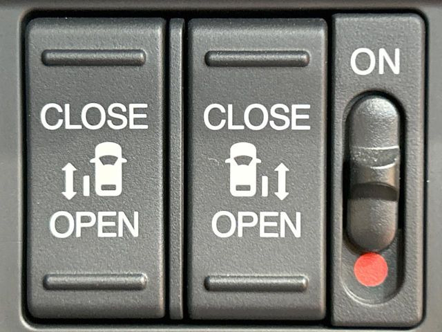【両側パワースライドドア】スマートキーや運転席のスイッチで後席両側スライドドアの開閉が可能♪電動だから力を入れてドアを開ける必要が無く、小さなお子様でも簡単に開け閉めでき快適です♪