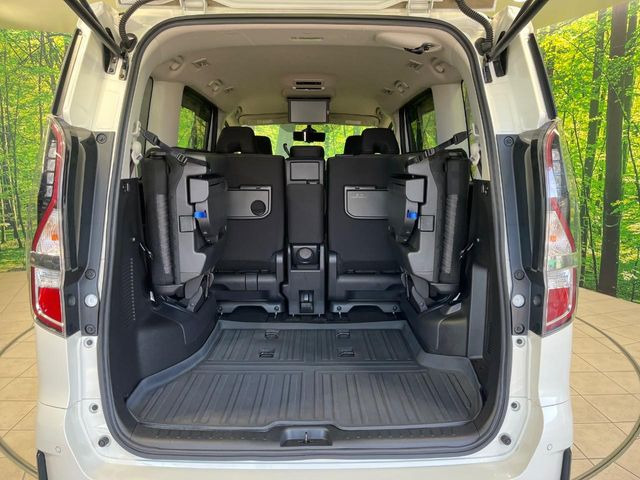 普段のお買い物や通勤、送迎等に十分な荷室スペースを確保しております。セカンドシートを倒すと、大きな荷物の積載も可能です♪