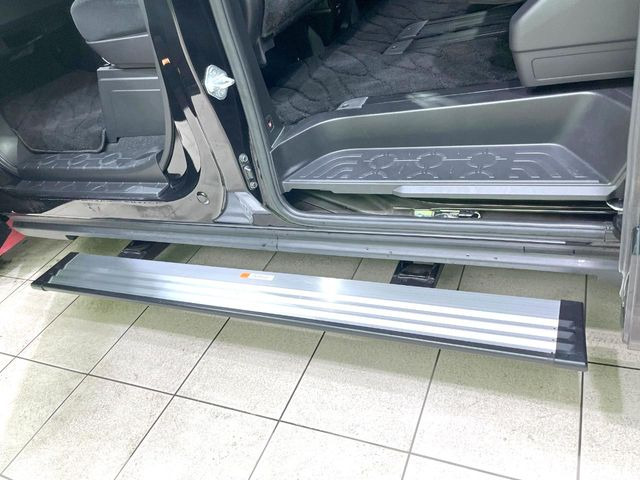 【電動サイドステップ】車高の高いお車でも、これがあれば小さいお子様の乗り降りも楽々♪スライドドアと連動して作動する為、煩わしい操作は不要です!