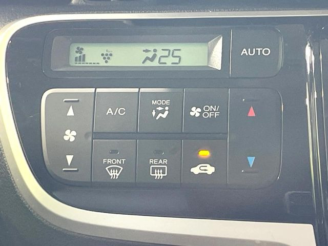 【オートエアコン】一度お好みの温度に設定すれば、車内の温度を検知し風量や温度を自動で調整。暑い&hellip;寒い&hellip;と何度もスイッチ操作をする必要はありません。快適な車内空間には必須の機能ですね♪