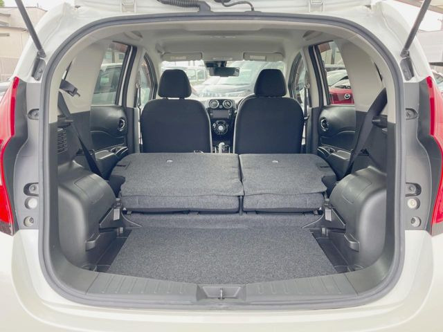 普段のお買い物や通勤、送迎等に十分な荷室スペースを確保しております。セカンドシートを倒すと、大きな荷物の積載も可能です♪