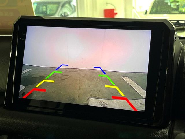 【バックカメラ】駐車時に後方がリアルタイム映像で確認できます。大型商業施設や立体駐車場での駐車時や、夜間のバック時に大活躍!運転スキルに関わらず、今や必須となった装備のひとつです!