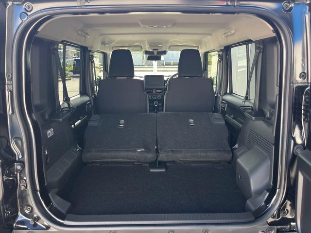 普段のお買い物や通勤、送迎等に十分な荷室スペースを確保しております。セカンドシートを倒すと、大きな荷物の積載も可能です♪