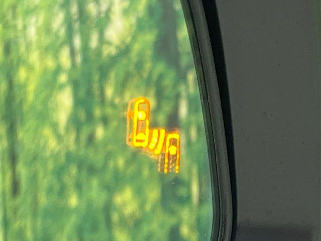 【ブラインドスポットモニター】走行中、ドアミラーの死角になりやすい箇所に後続車が接近するとサイドミラーのレンズに警告を表示!ドライバーに注意喚起をしてくれます。