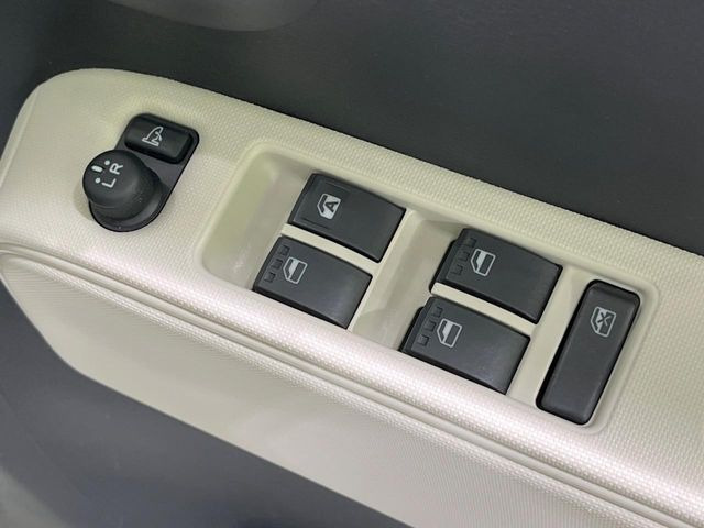 【電動格納ミラー】サイドミラーは電動格納式となっており、狭い駐車場でもキズがつくリスクを抑えられます。