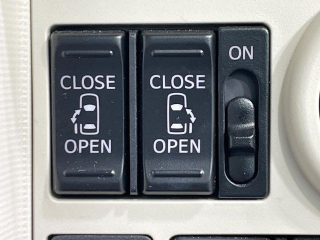 【両側パワースライドドア】スマートキーや運転席のスイッチで後席両側スライドドアの開閉が可能♪電動だから力を入れてドアを開ける必要が無く、小さなお子様でも簡単に開け閉めでき快適です♪