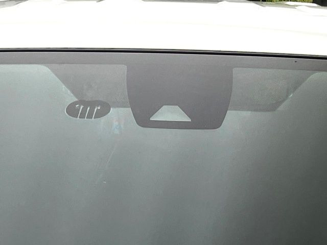 【トヨタセーフティセンス】走行中に前方の車両等を認識し、衝突しそうな時は警報とブレーキで衝突回避と被害軽減をアシスト。より安全にドライブをお楽しみいただけます。