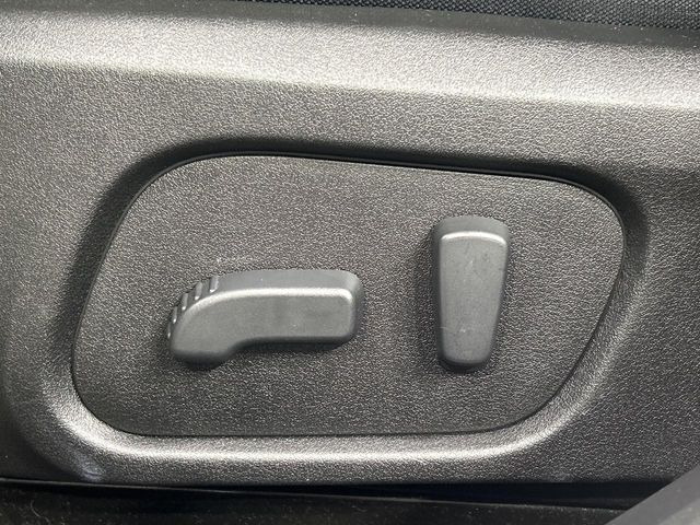 【パワーシート】スイッチ一つで簡単にシートの微調整が可能!電動だから力もいりません!快適なシートポジションにセットして、快適なドライブをお楽しみください。