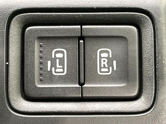 【両側パワースライドドア】スマートキーや運転席のスイッチで後席両側スライドドアの開閉が可能♪電動だから力を入れてドアを開ける必要が無く、小さなお子様でも簡単に開け閉めでき快適です♪