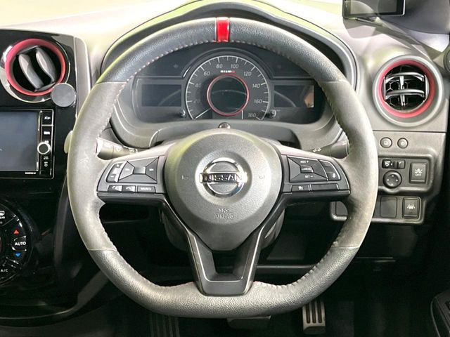 インテリアに合わせたデザインのステアリングは、運転される方のことも考え、運転しやすい形状、大きさです。是非一度、実際に触ってお確かめください。