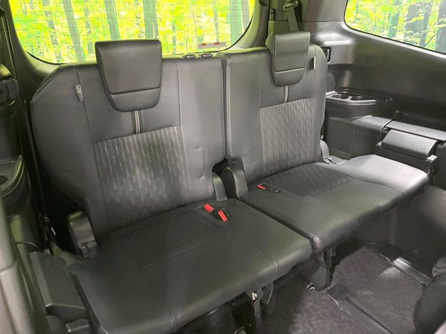 3列目シートはもちろん状態良好☆大人でもゆったりと座って頂けますので、大人数でのお出かけもラクラクです♪ご家族で、気の知れた仲間で、ドライブに行くのが楽しみですね♪