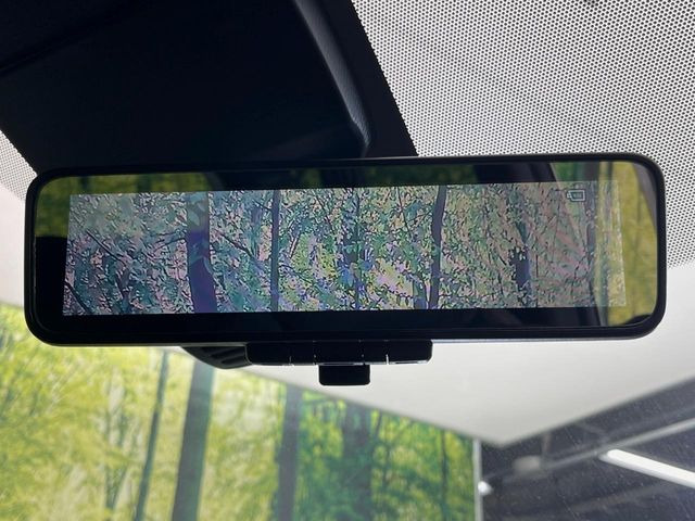 【インテリジェントルームミラー】後席の大きな荷物や同乗者で後方が確認しづらい時でも安心!カメラが撮影した車両後方の映像をルームミラー内に表示。クリアな視界で状況の確認が可能です!