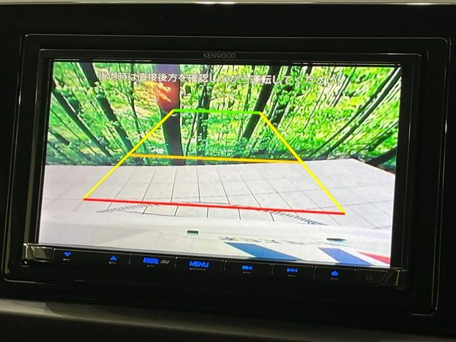 【バックカメラ】駐車時に後方がリアルタイム映像で確認できます。大型商業施設や立体駐車場での駐車時や、夜間のバック時に大活躍!運転スキルに関わらず、今や必須となった装備のひとつです!